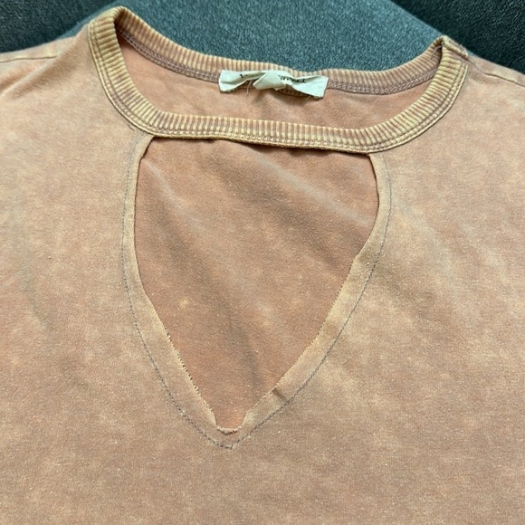 Super cute large Peach colored tank with adorable neckline - Picture 2 of 5